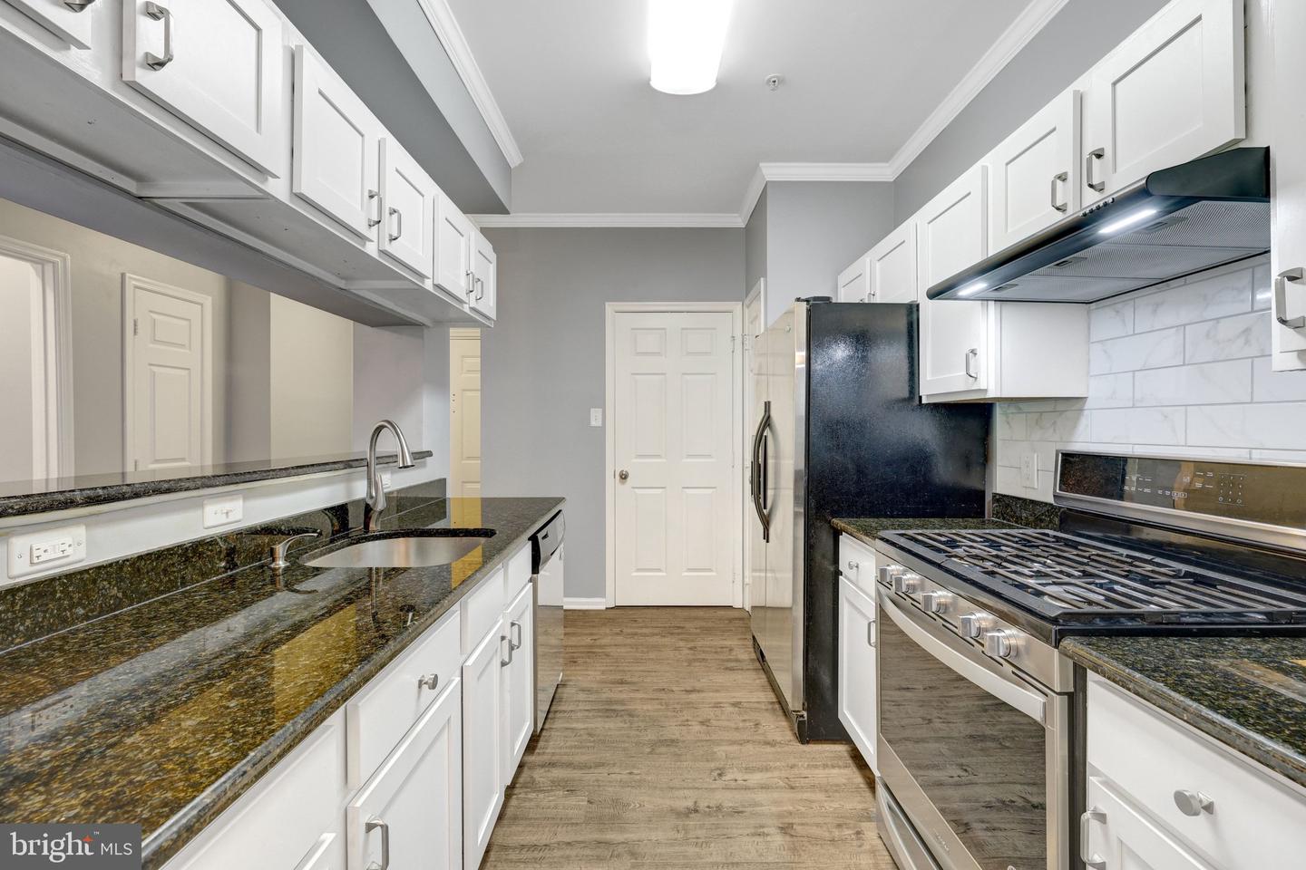 20417 Riverbend Sq #201 Property Photo 14