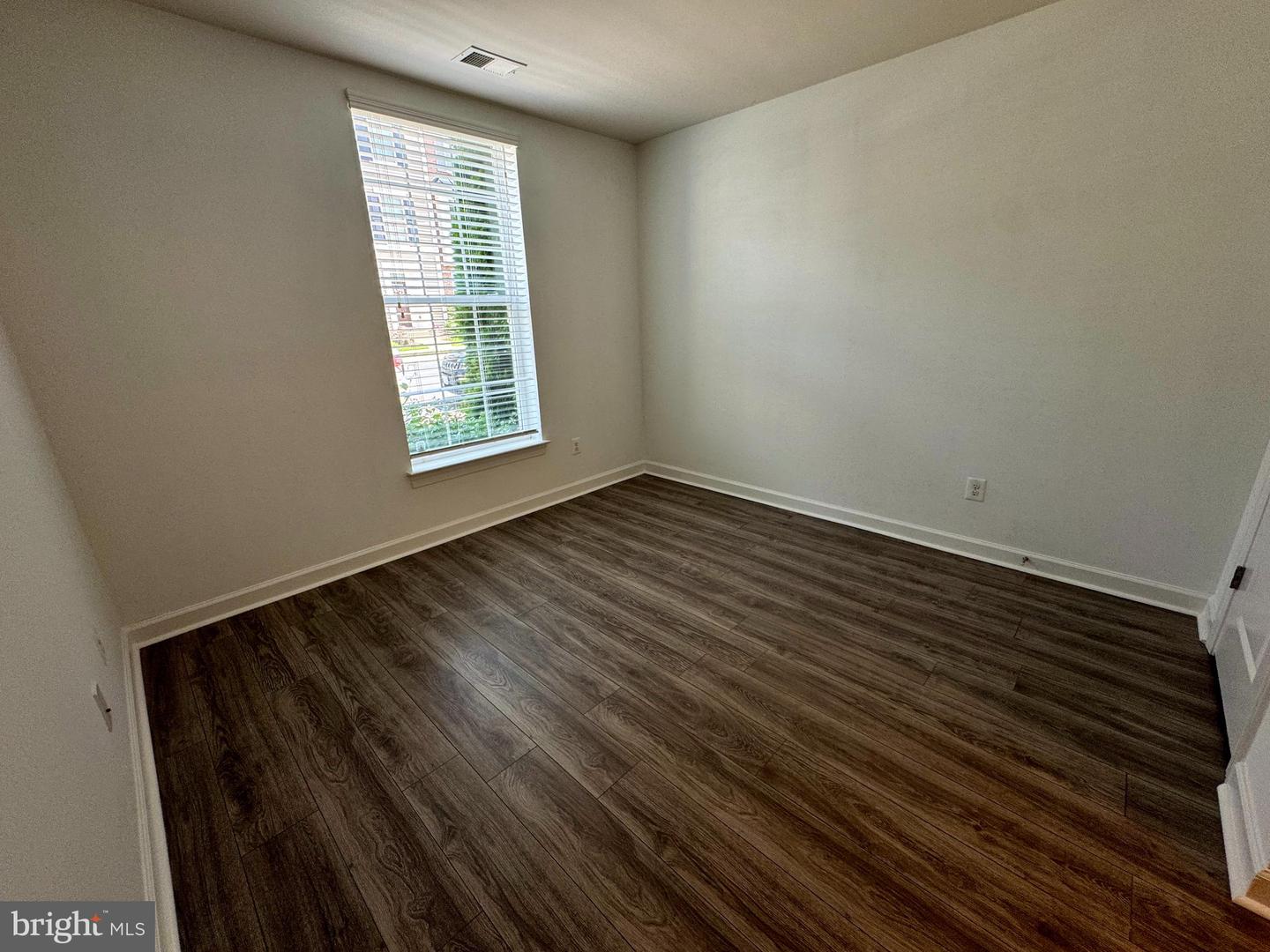 22885 Eileen Sq Property Photo 6