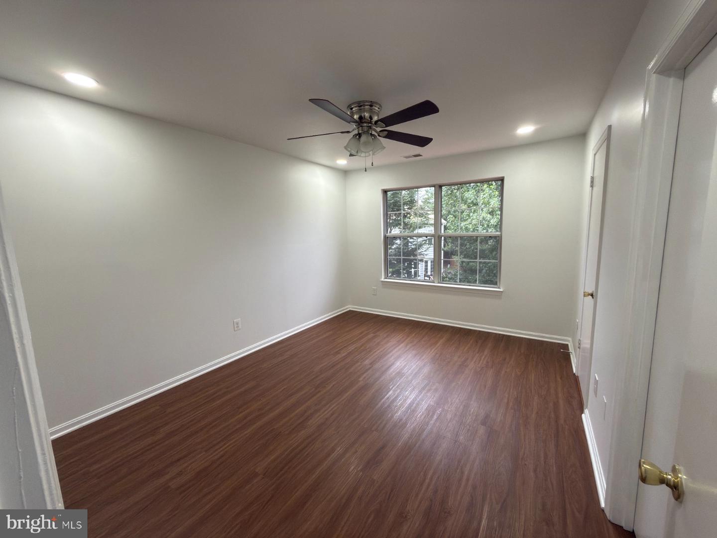46760 Hobblebush Ter Property Photo 12