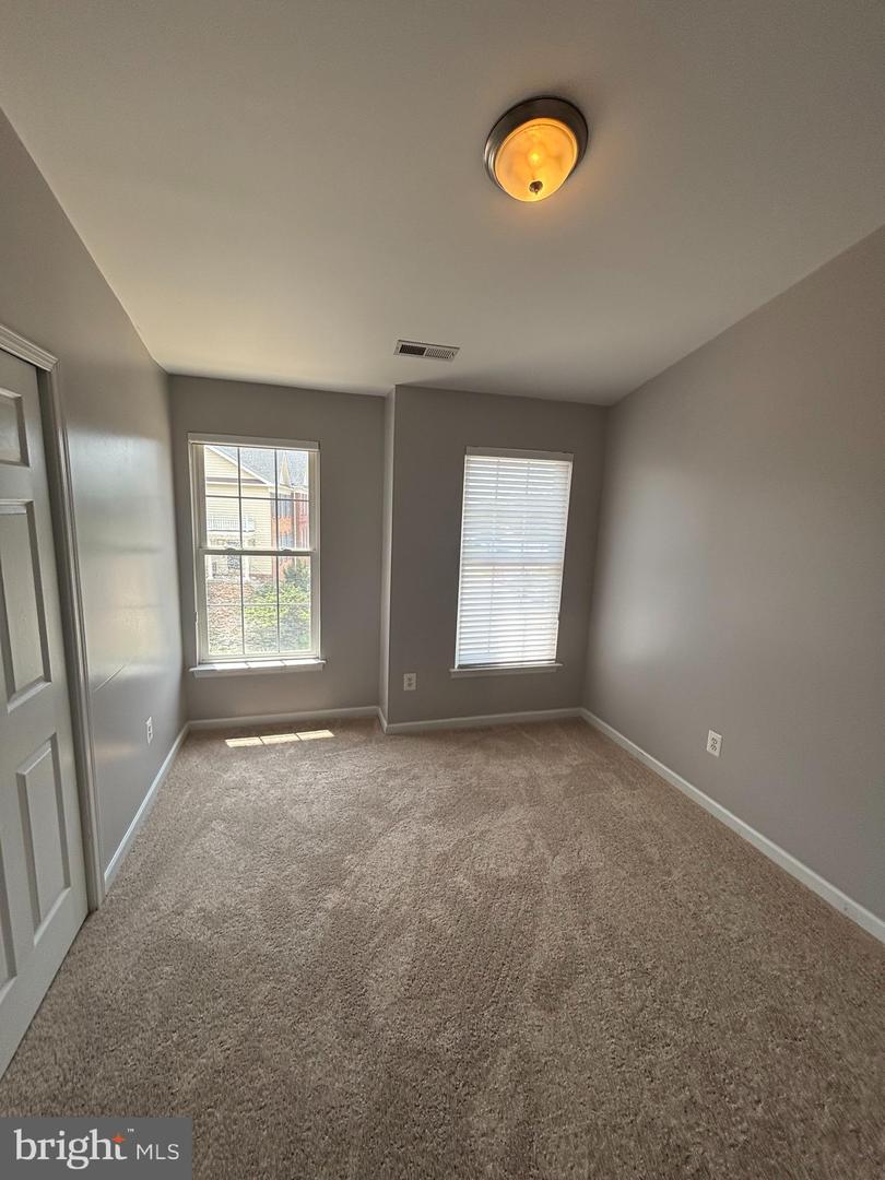 42902 Overly Sq Property Photo 18