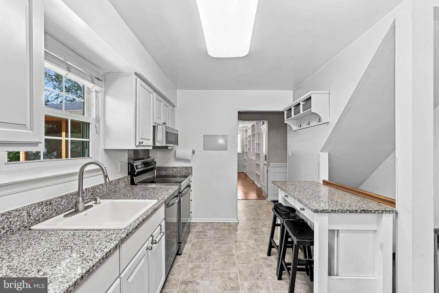 10163 Yorktown Way Property Photo 5