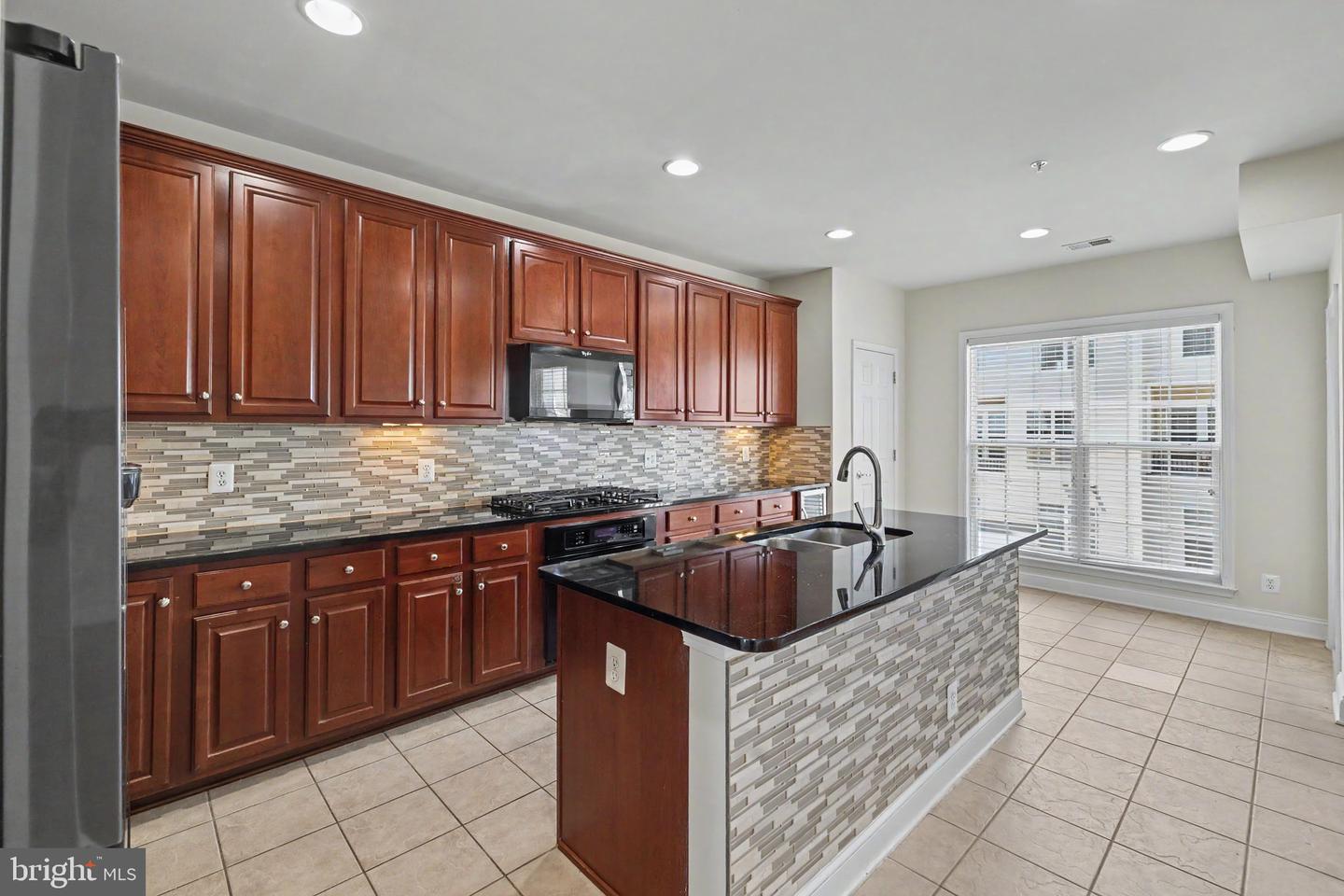 20656 Sibbald Sq Property Photo 14