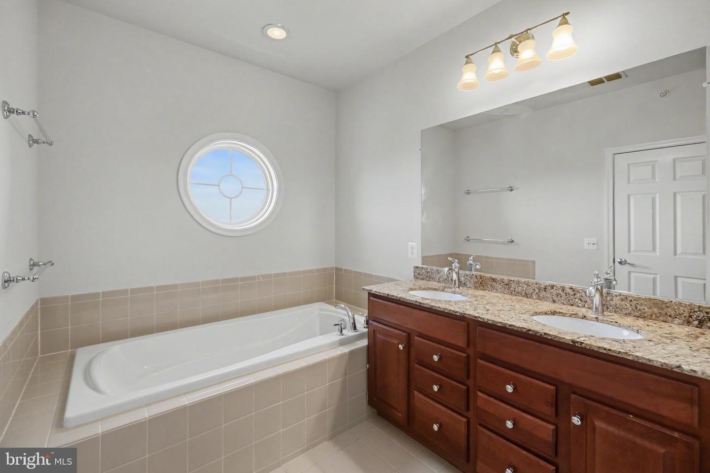 20656 Sibbald Sq Property Photo 38