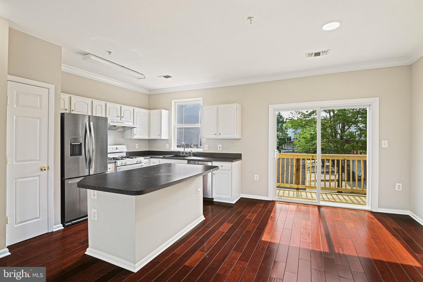 21792 Jarvis Sq Property Photo 6