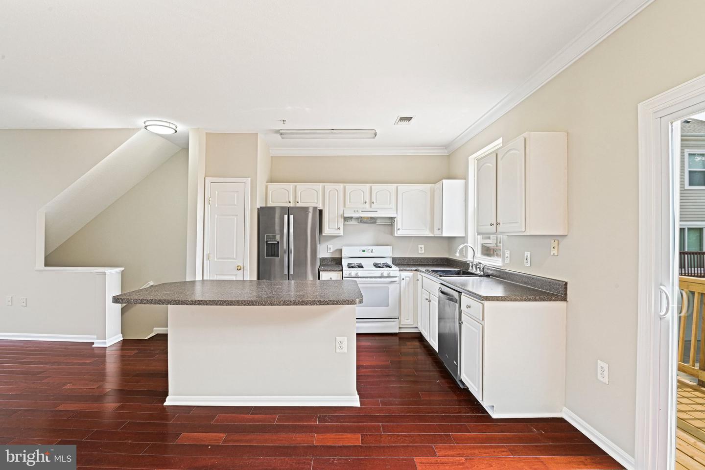 21792 Jarvis Sq Property Photo 7