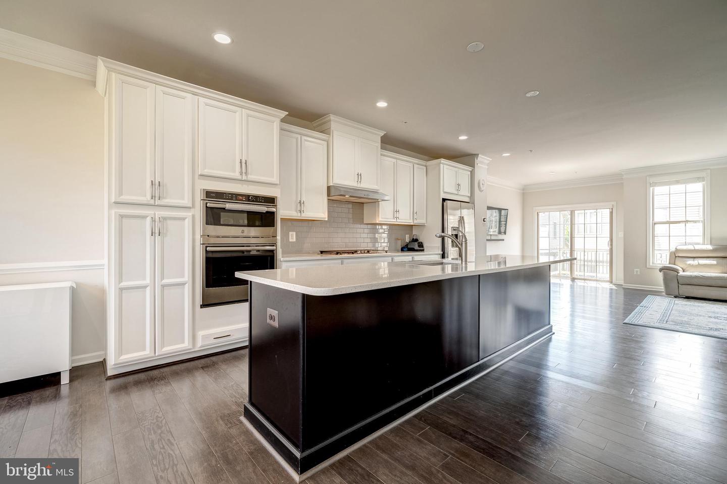 22489 Naugatuck Sq Property Photo 16