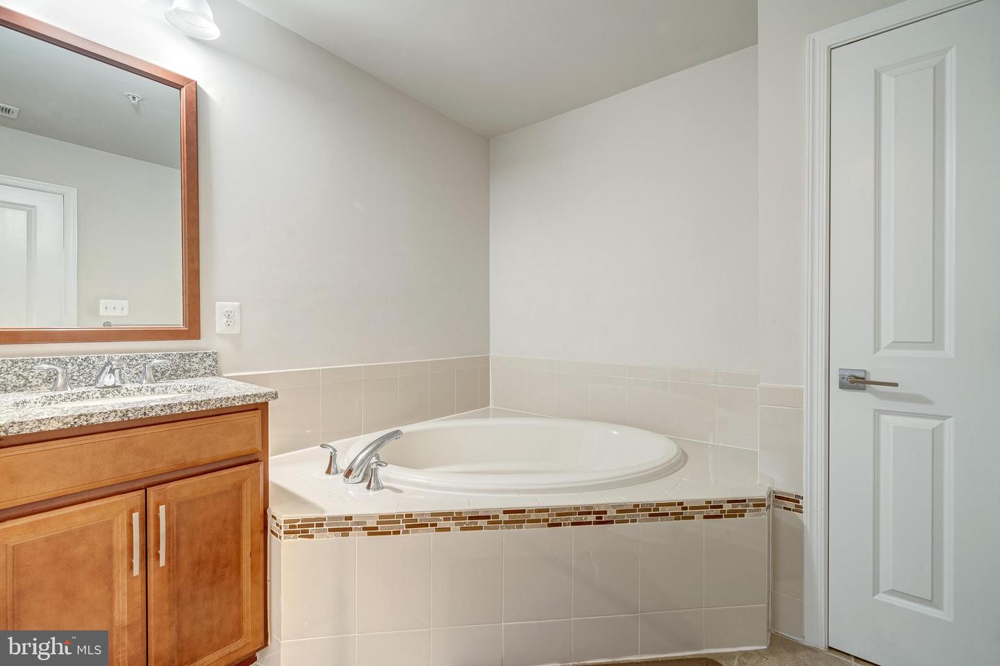 22489 Naugatuck Sq Property Photo 24