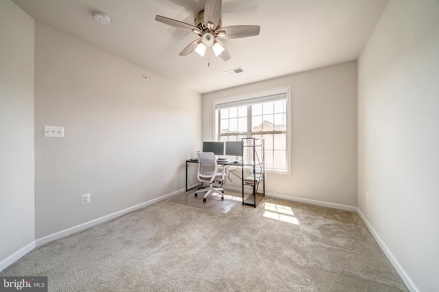 22489 Naugatuck Sq Property Photo 26