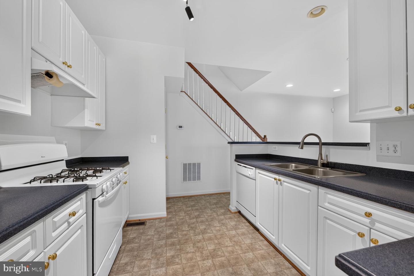 46183 Cecil Ter Property Photo 7