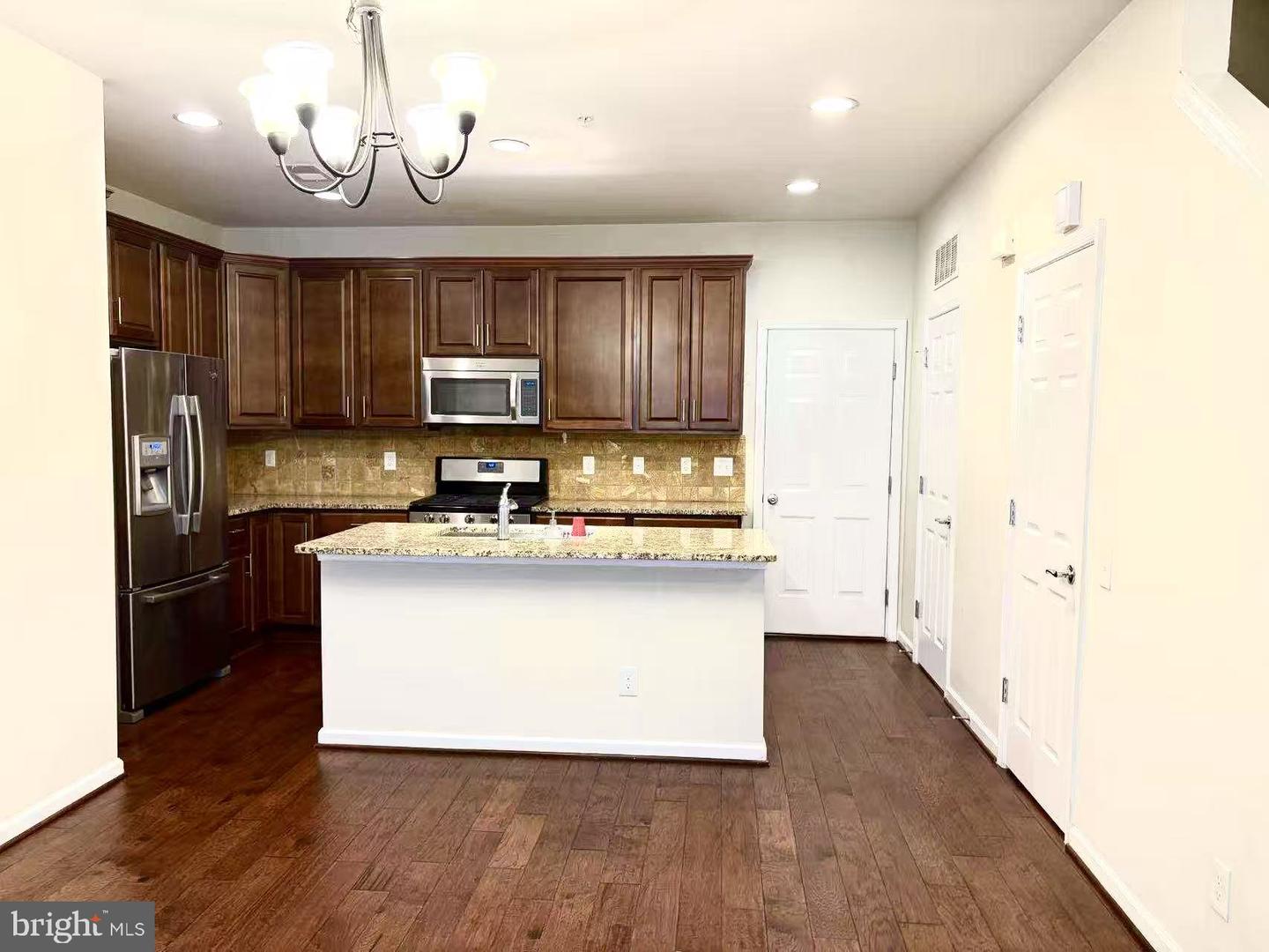 42797 Burrell Sq Property Photo 3