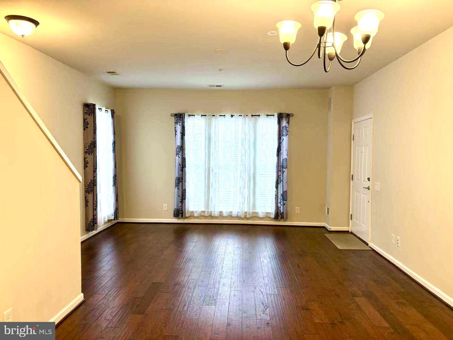 42797 Burrell Sq Property Photo 6