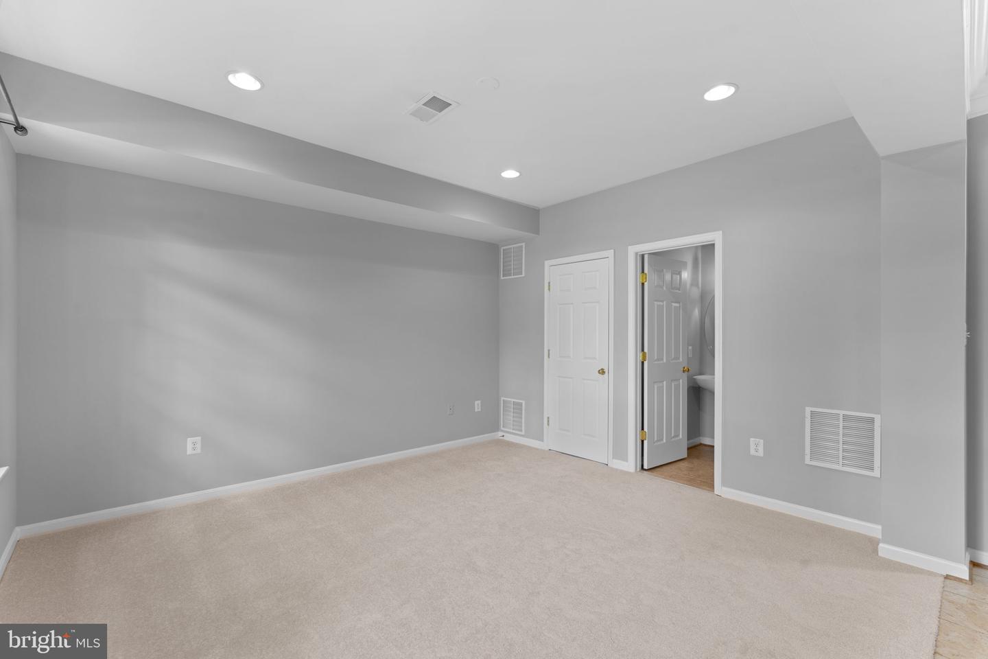44253 Huron Ter Property Photo 4