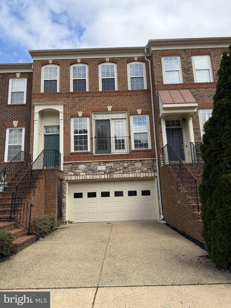 21958 WINDY OAKS SQ Property Photo 1