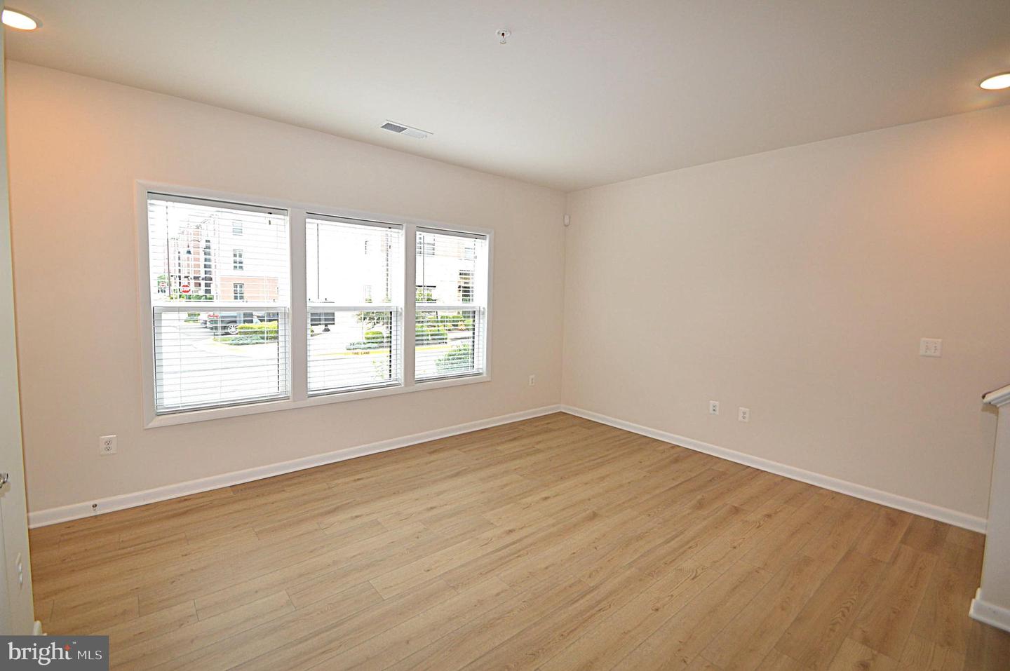 20508 Milbridge Ter Property Photo 7