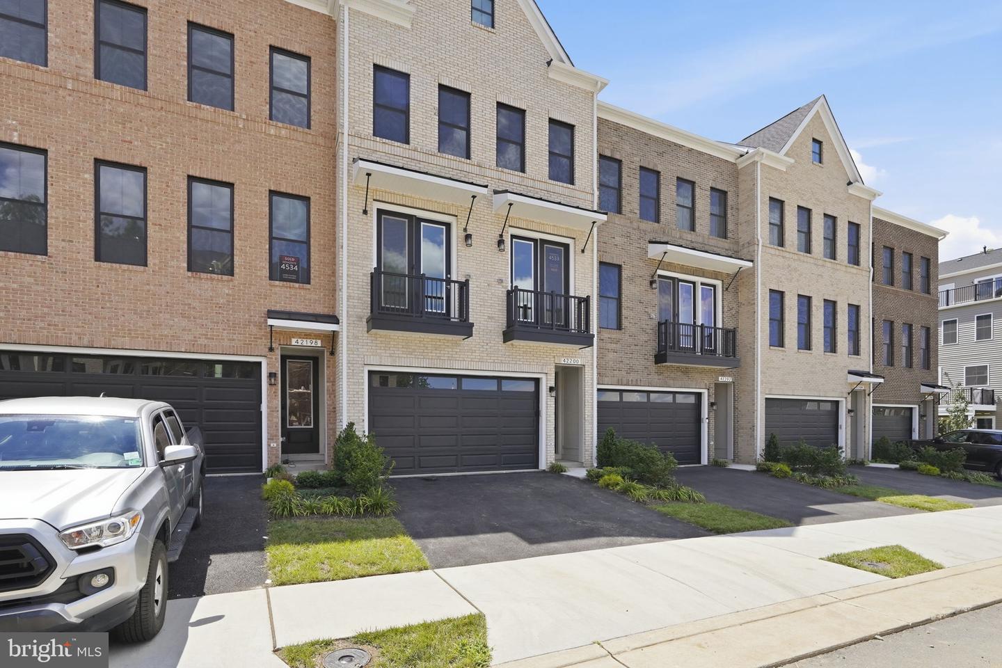 42200 SHINING STAR SQ Property Photo 1
