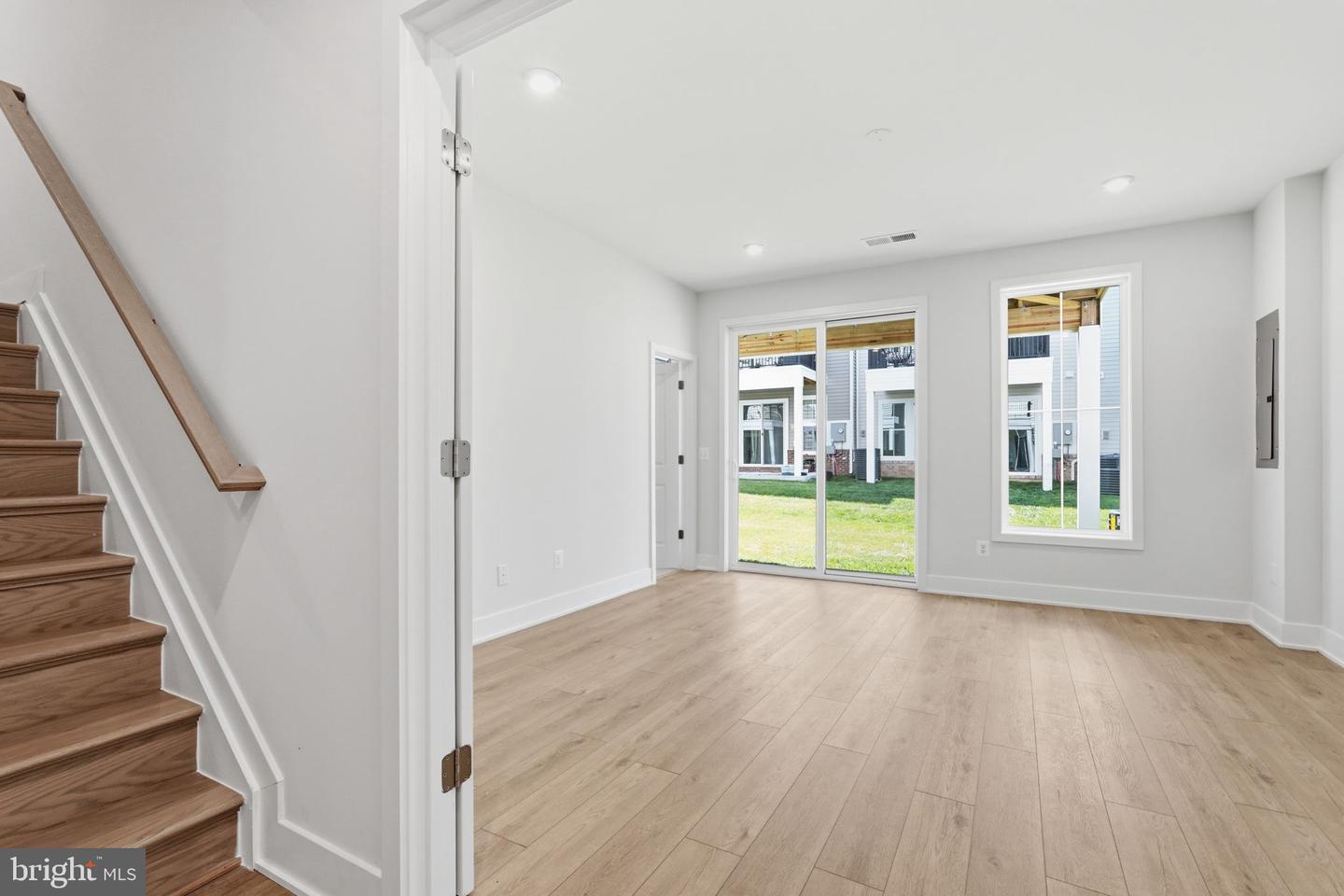 42200 Shining Star Sq Property Photo 3