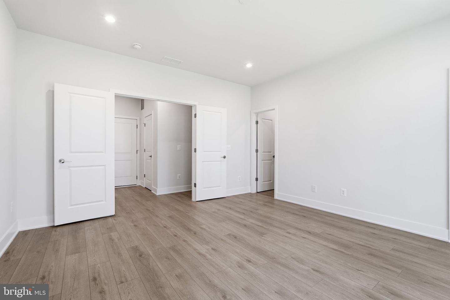 42200 Shining Star Sq Property Photo 4