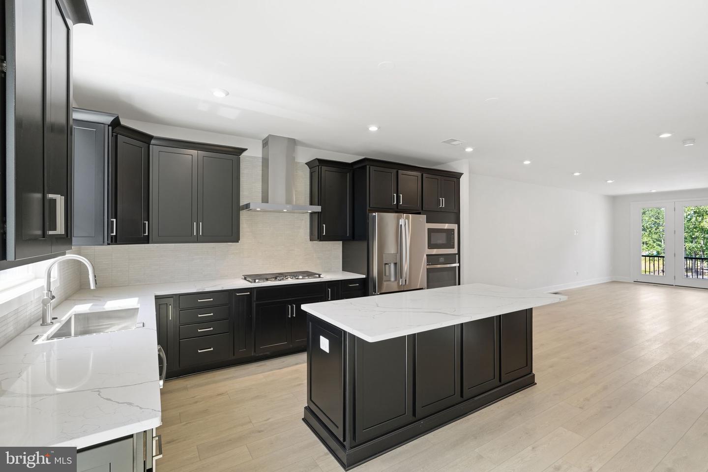 42200 Shining Star Sq Property Photo 6