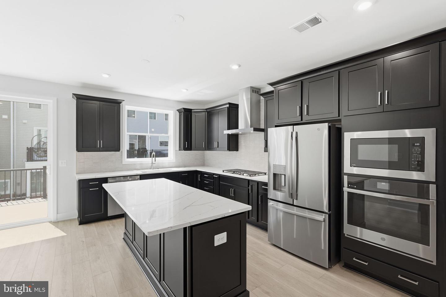 42200 Shining Star Sq Property Photo 7