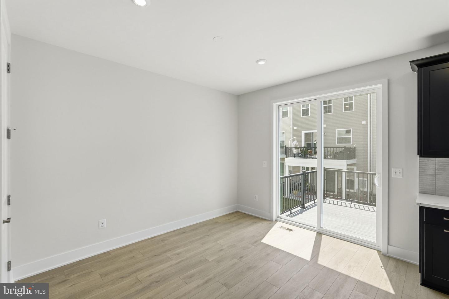 42200 Shining Star Sq Property Photo 8