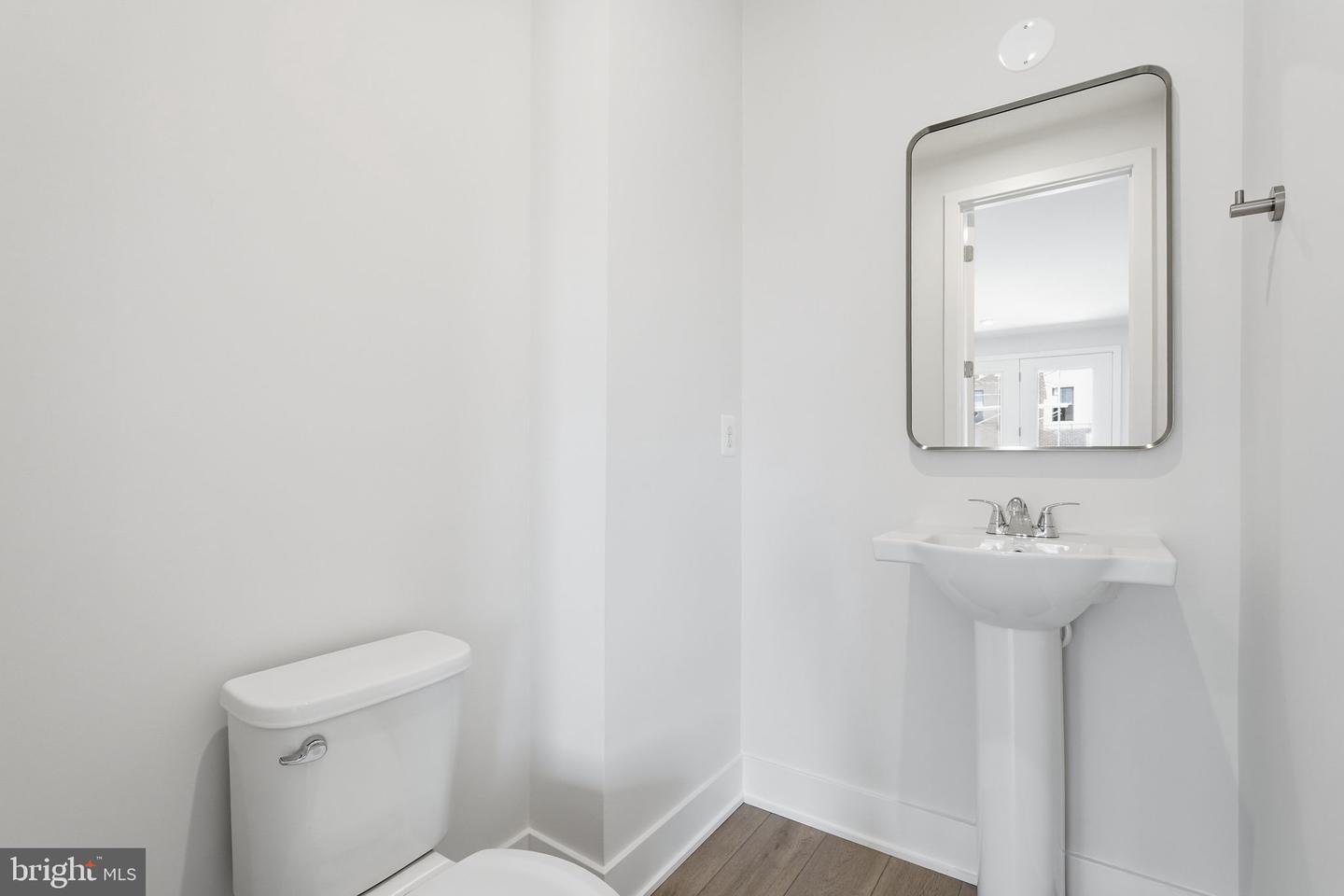 42200 Shining Star Sq Property Photo 9