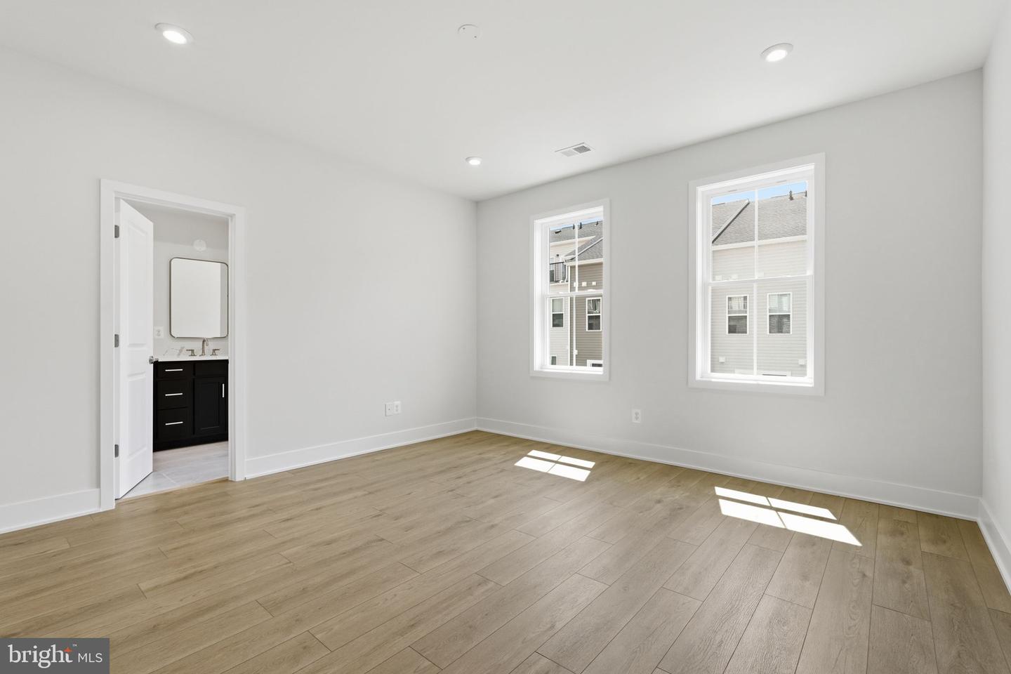 42200 Shining Star Sq Property Photo 10