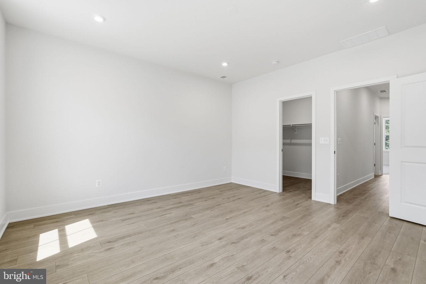 42200 Shining Star Sq Property Photo 11
