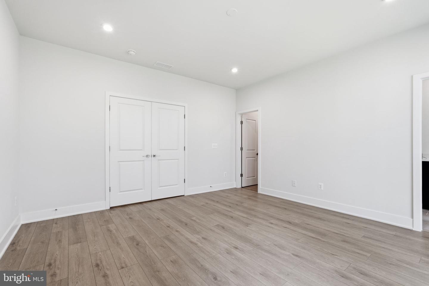 42200 Shining Star Sq Property Photo 16