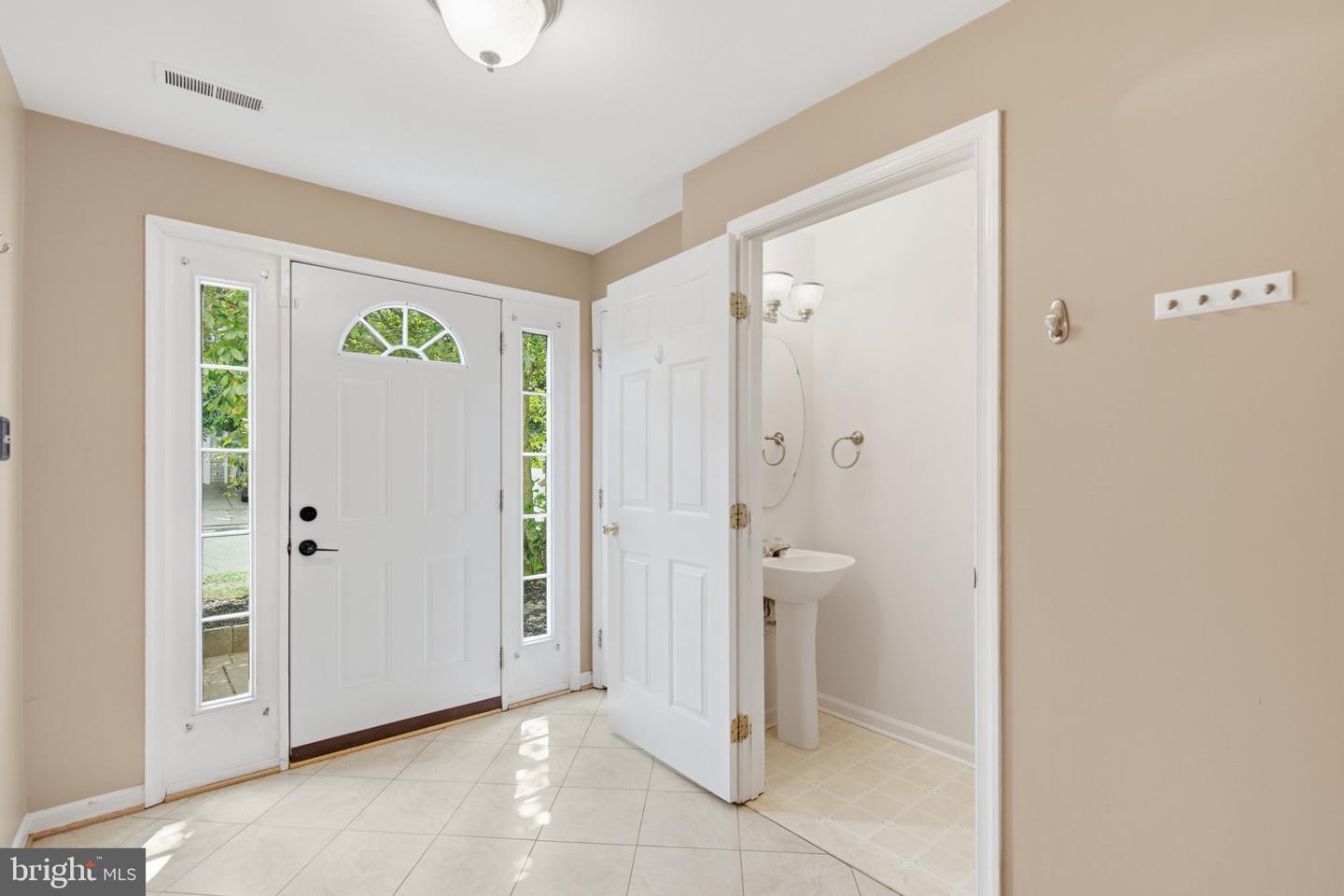 46670 Cavendish Sq Property Photo 2