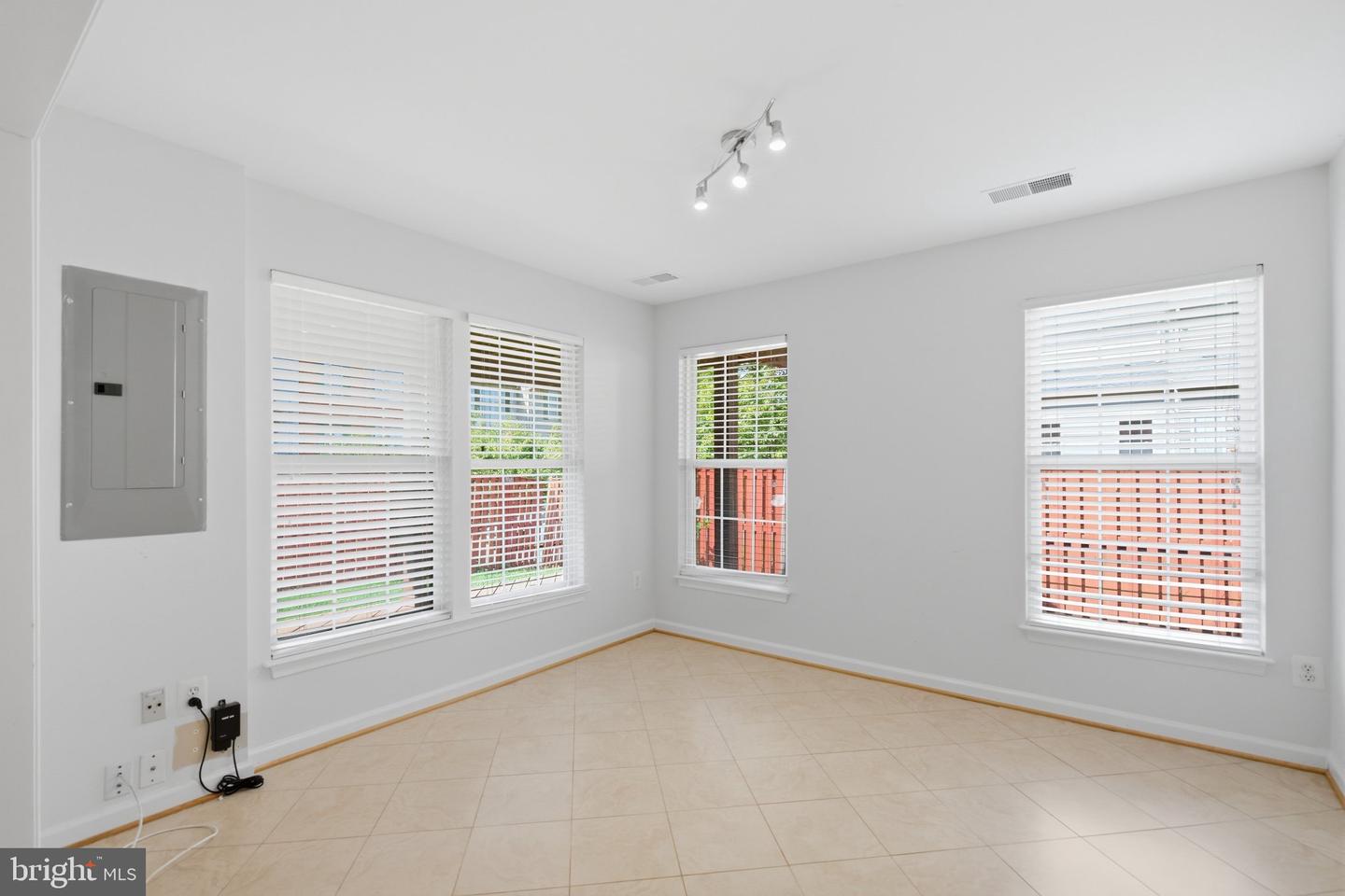 46670 Cavendish Sq Property Photo 23