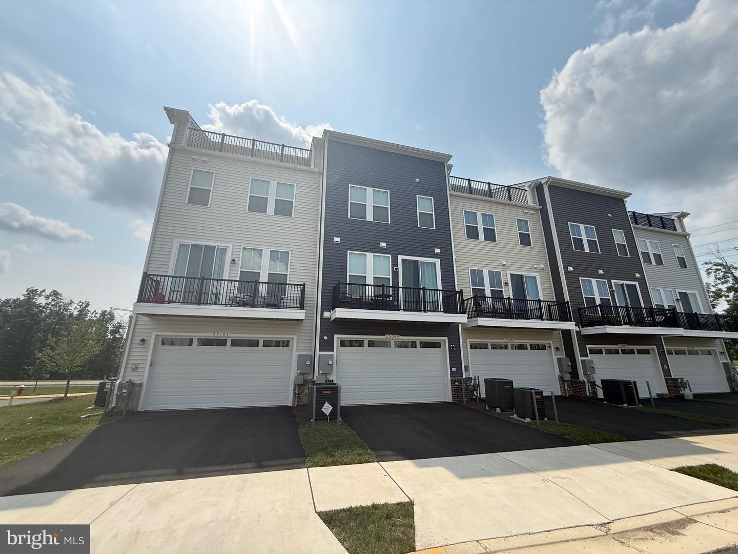 23099 Growler Sq Property Photo 2