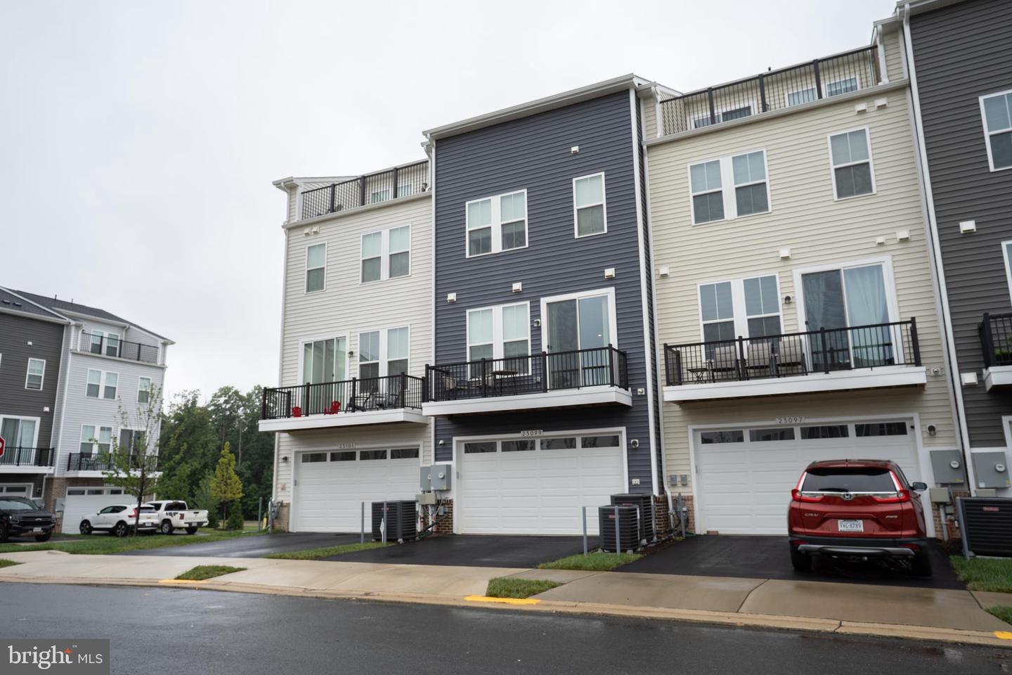 23099 Growler Sq Property Photo 3