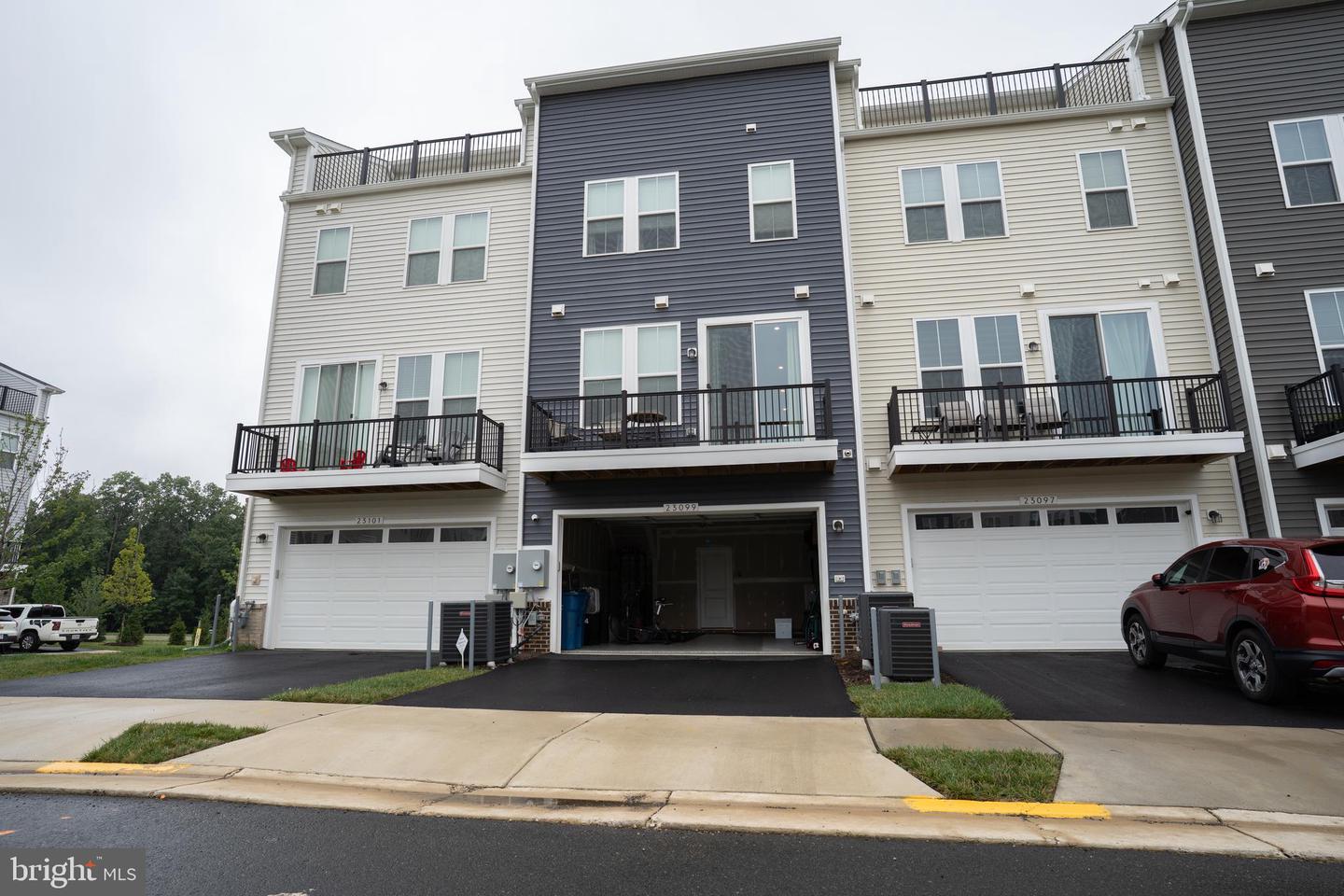 23099 Growler Sq Property Photo 5