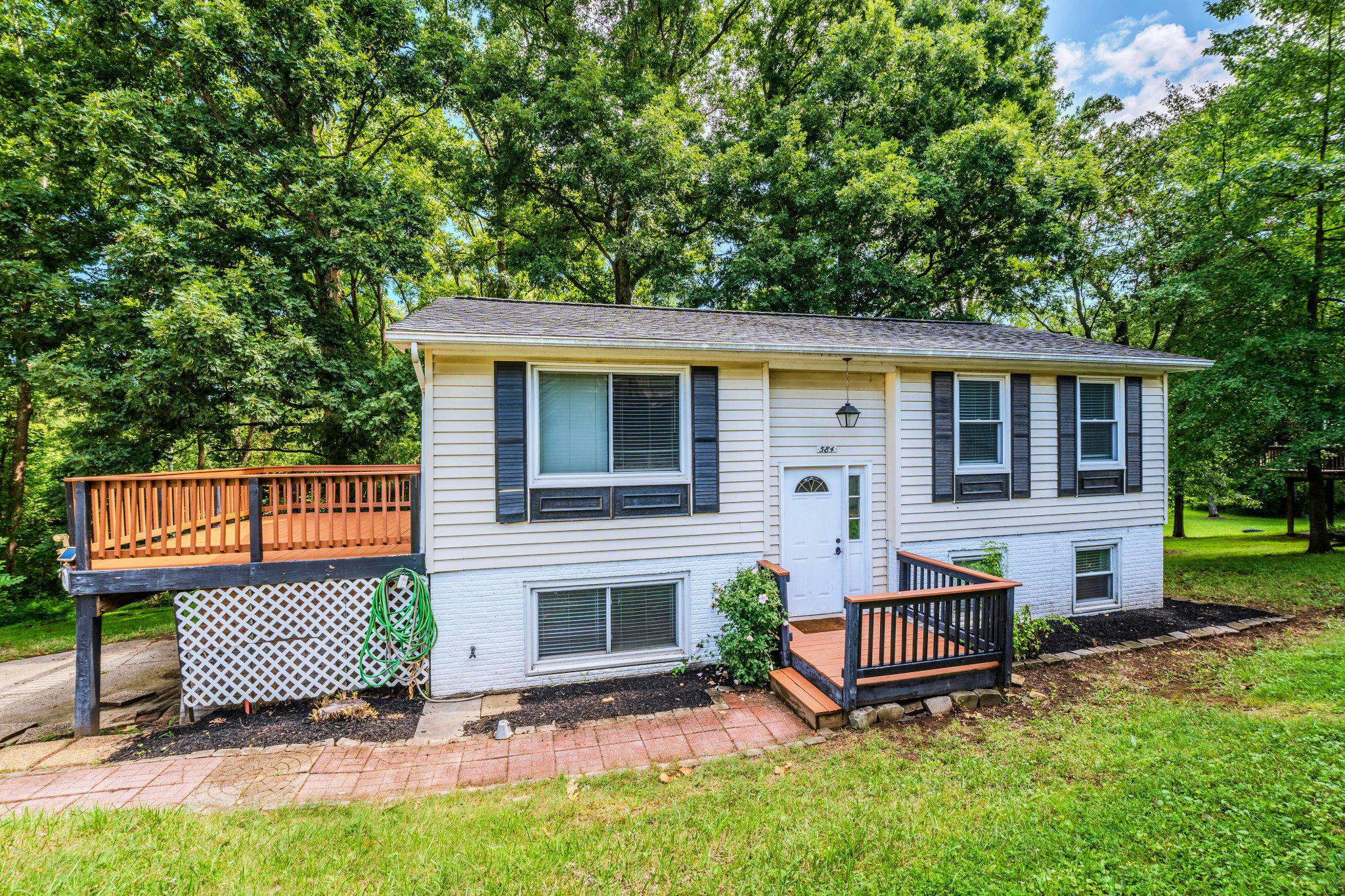 584 ROCKBRIDGE DR SE