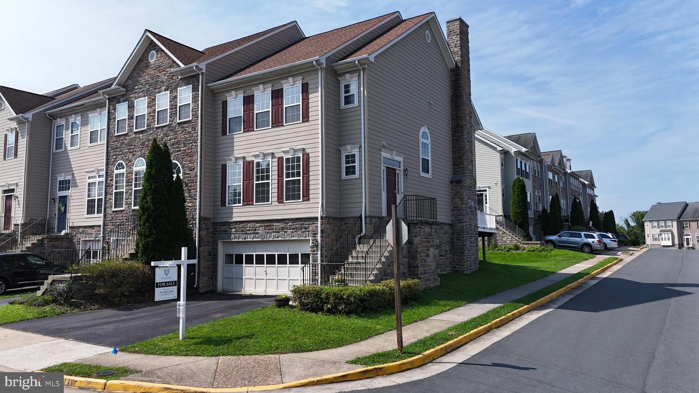 867 Stonefield Sq Ne Property Photo 1