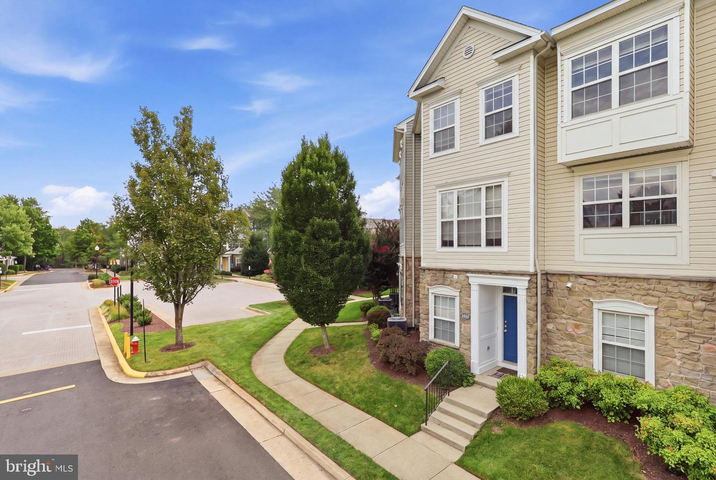 21800 Dragons Green Sq Property Photo 1
