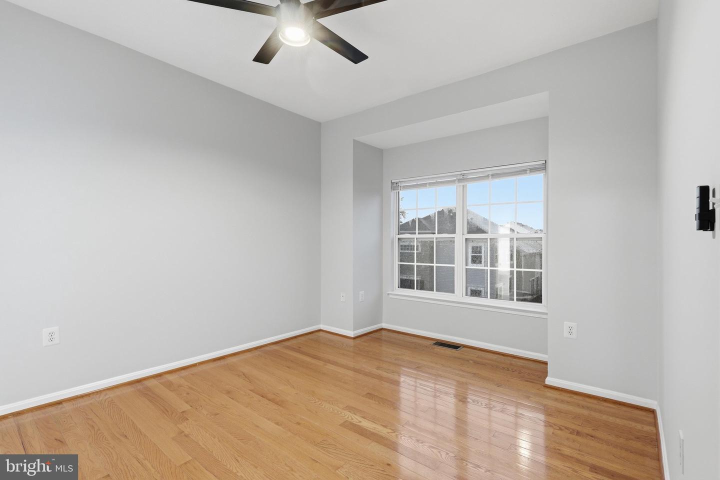 21800 Dragons Green Sq Property Photo 13