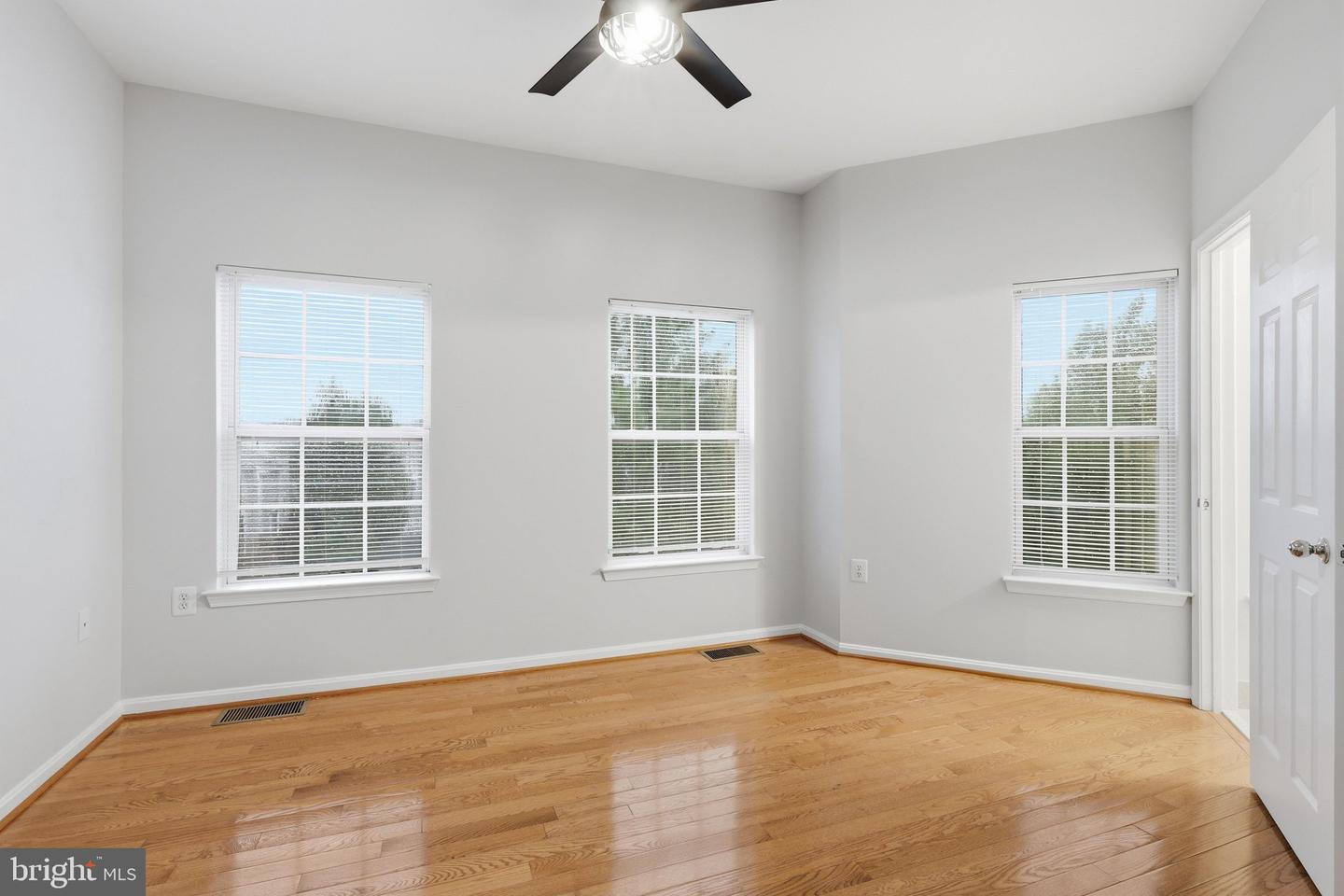 21800 Dragons Green Sq Property Photo 17