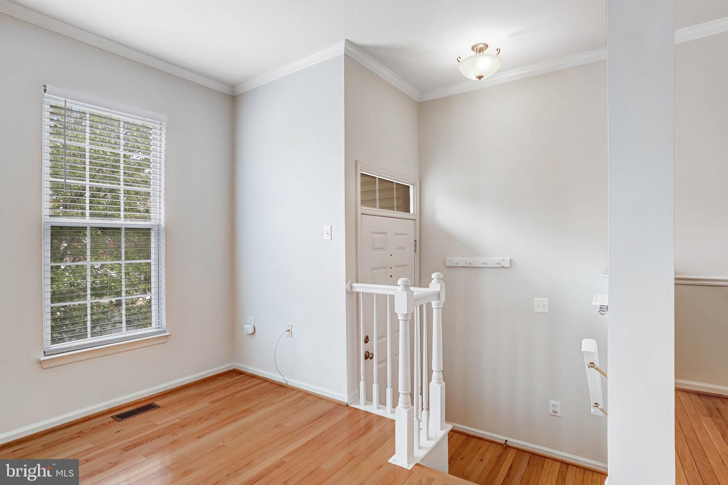 20913 Sandstone Sq Property Photo 3