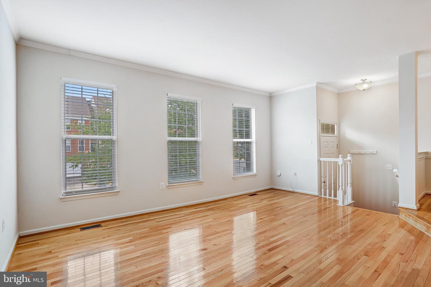 20913 Sandstone Sq Property Photo 4