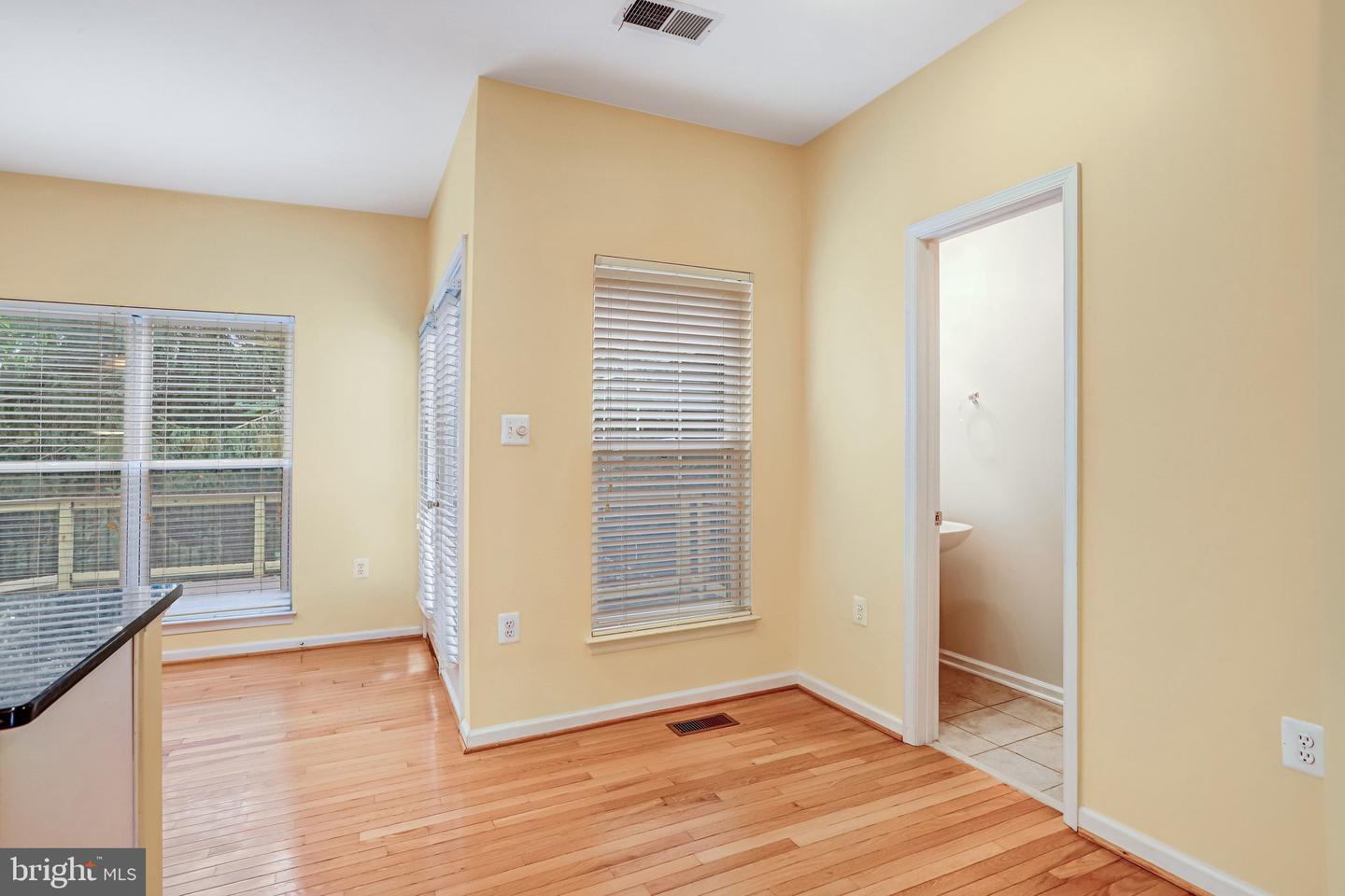 20913 Sandstone Sq Property Photo 17