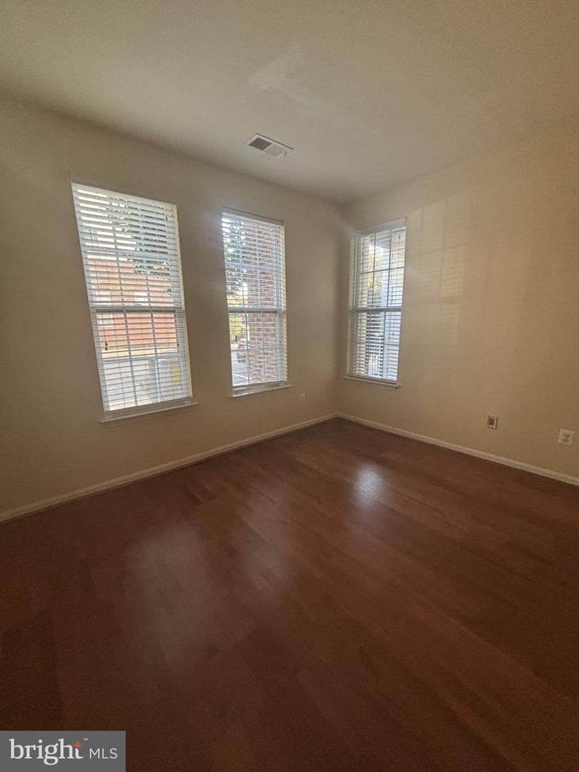 21197 Mcfadden Sq #101 Property Photo 24
