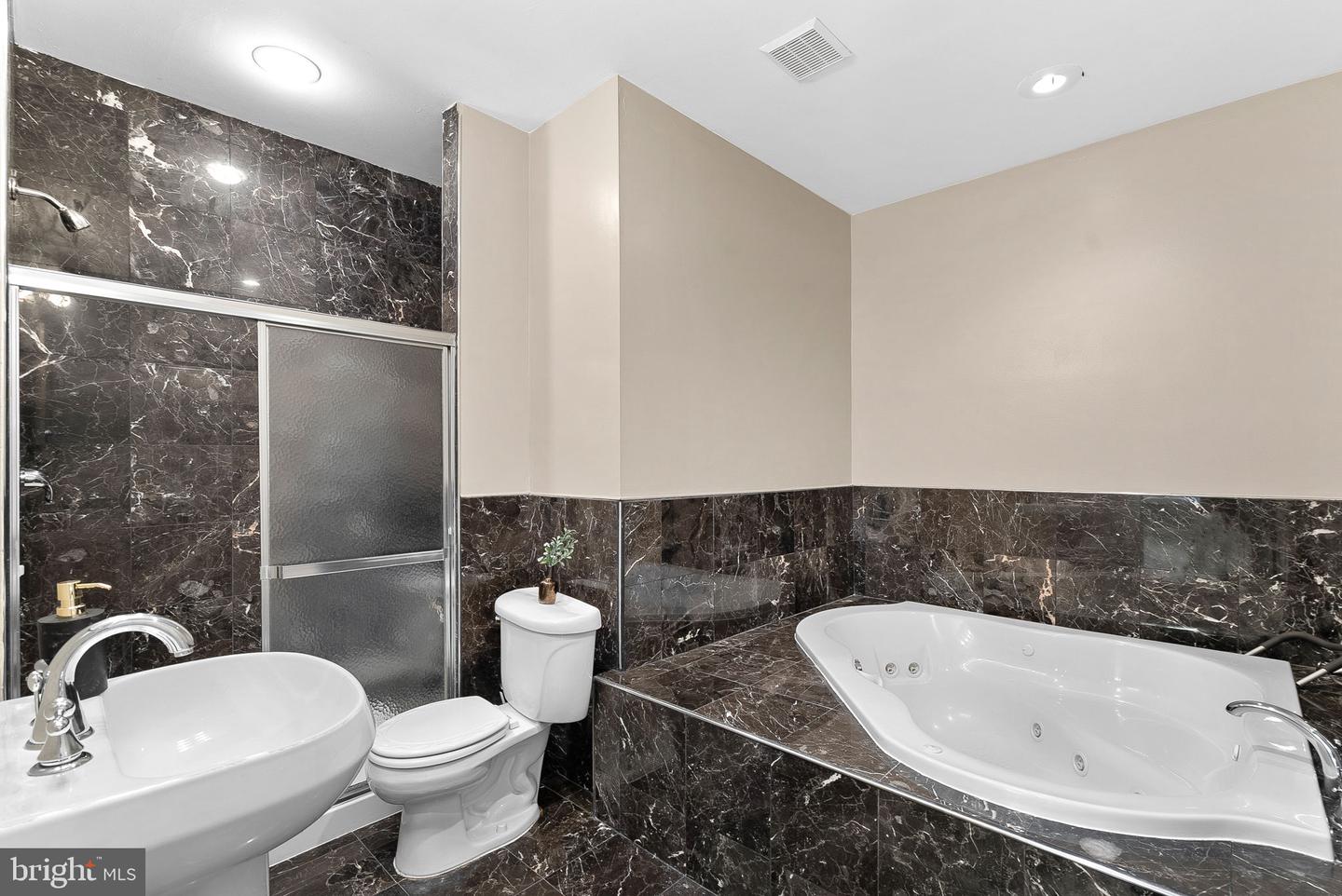 18357 Eagle Point Sq Property Photo 46