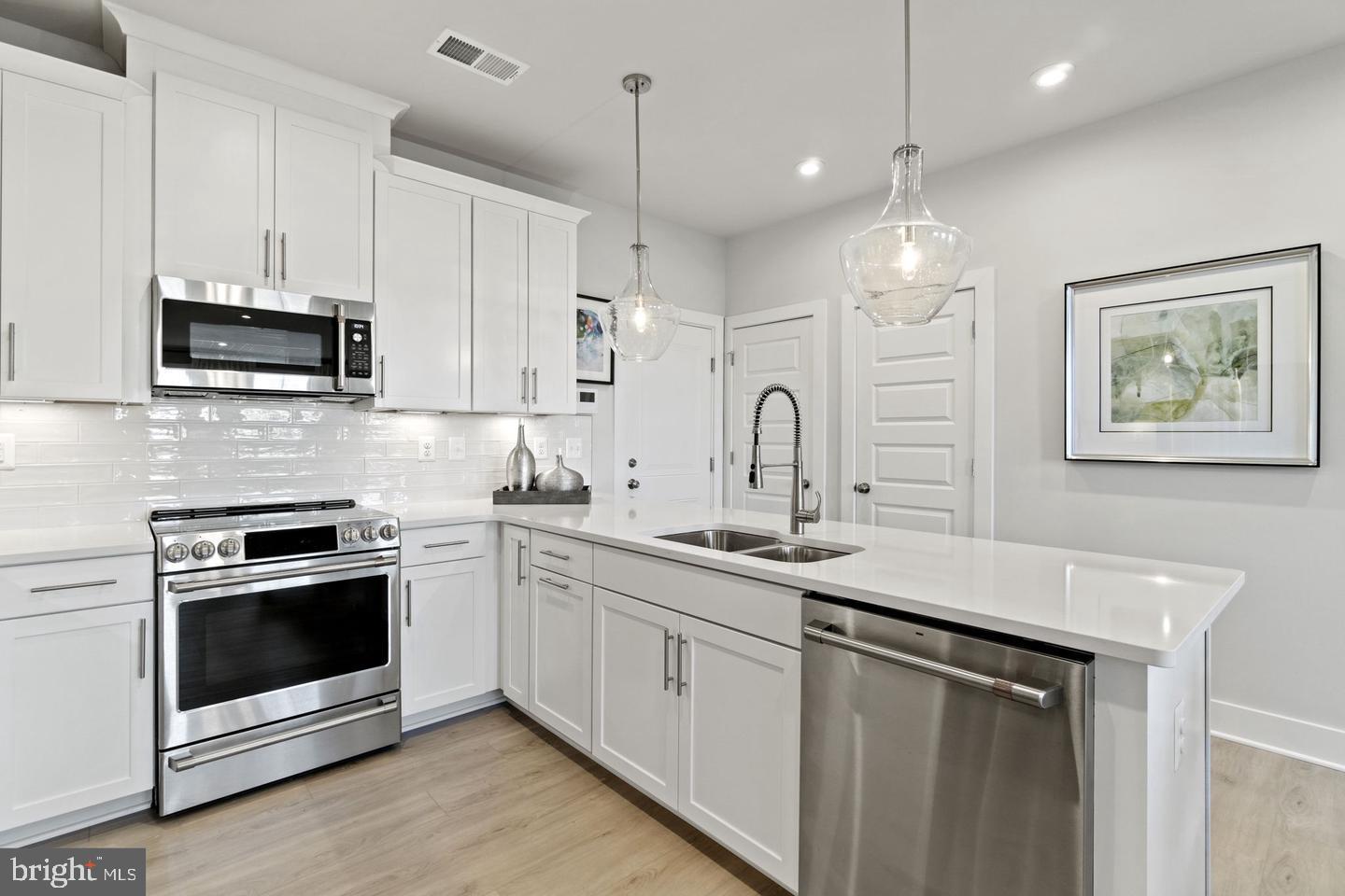 43805 Middleway Terrace Property Photo 9