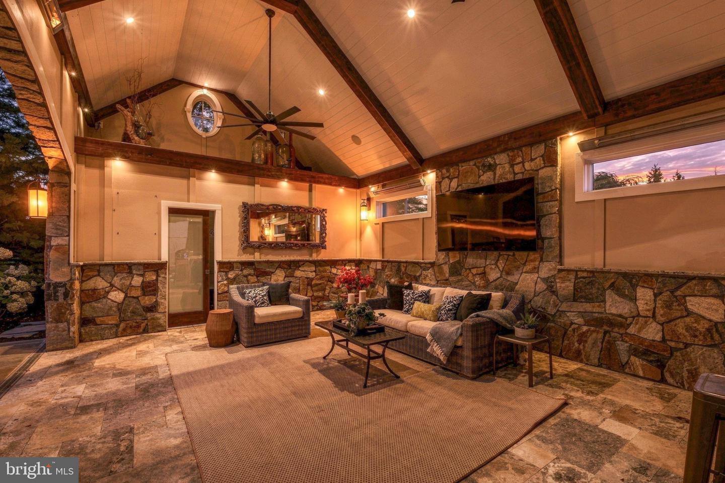 22083 Auction Barn Dr Property Photo 4