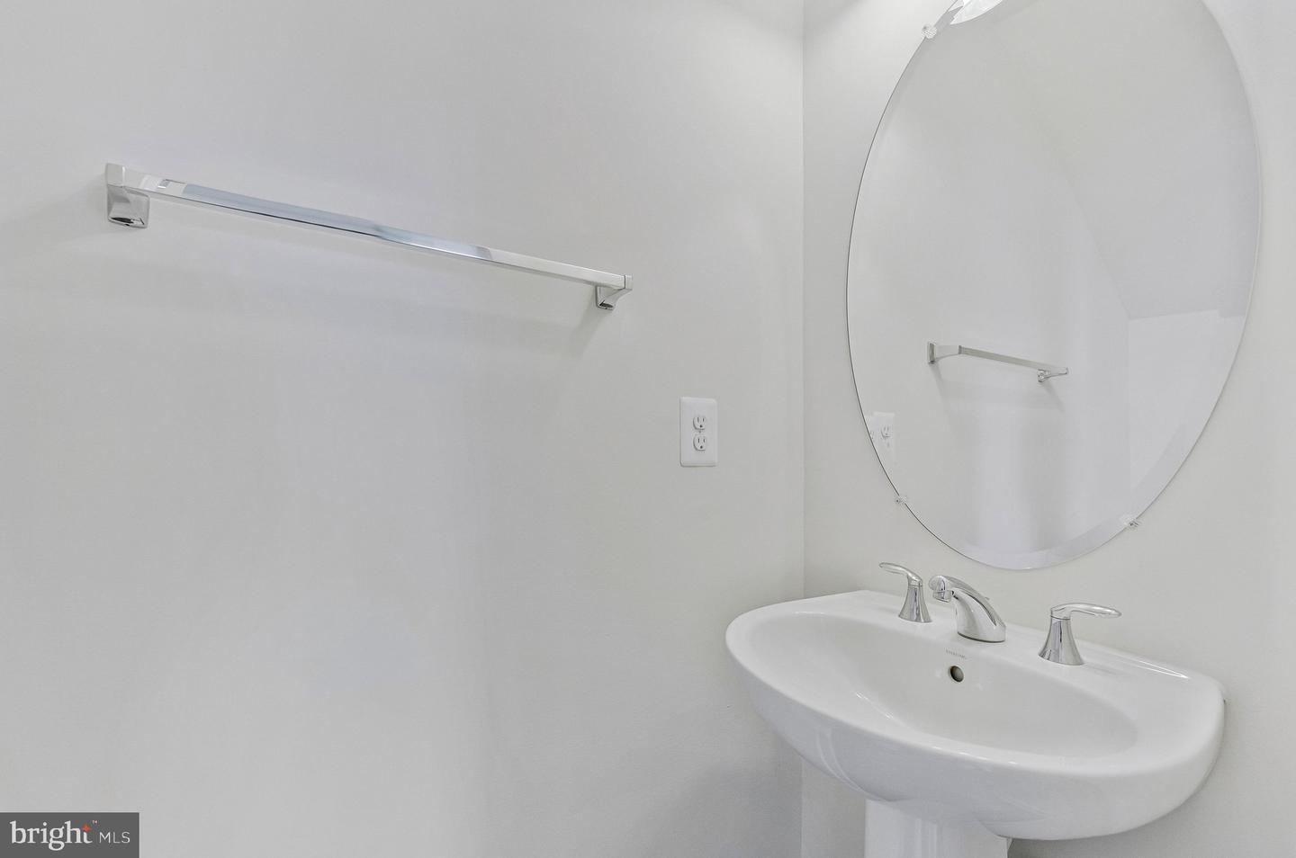 44804 Tiverton Sq Property Photo 4
