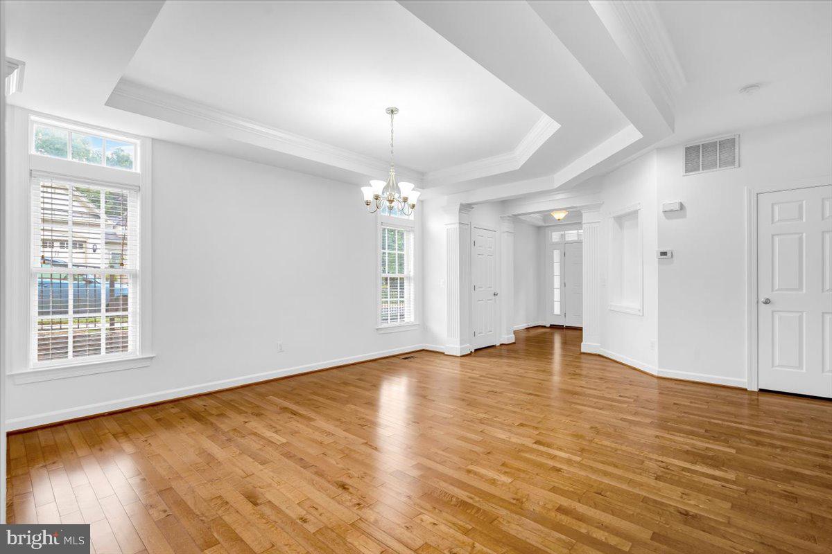 47650 Mid Surrey Sq Property Photo 6