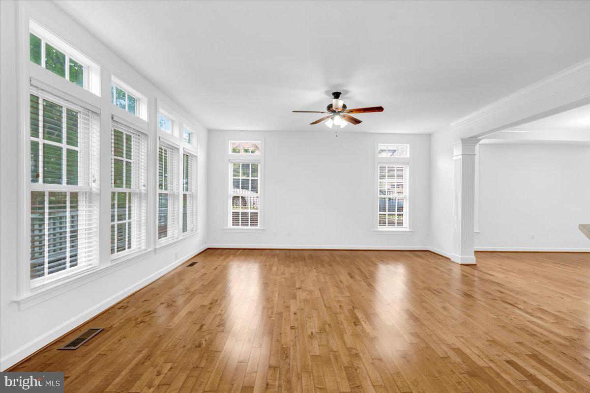 47650 Mid Surrey Sq Property Photo 12
