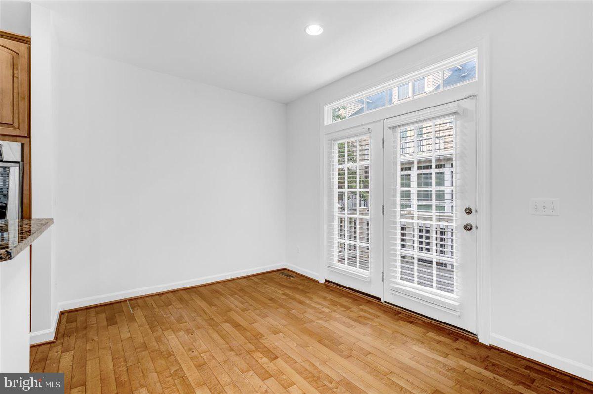 47650 Mid Surrey Sq Property Photo 14