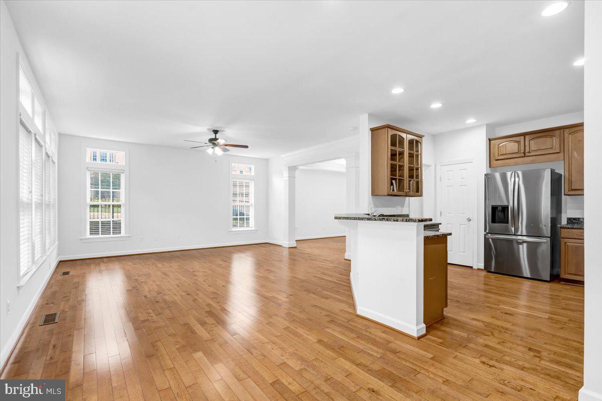 47650 Mid Surrey Sq Property Photo 15